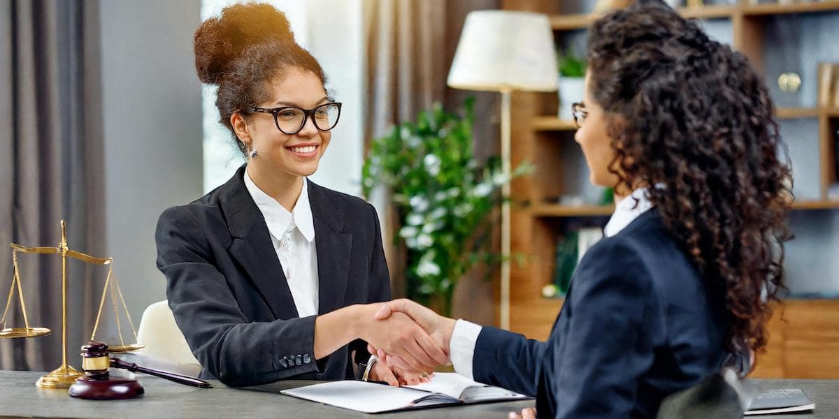 Meeting Meeting between to women
